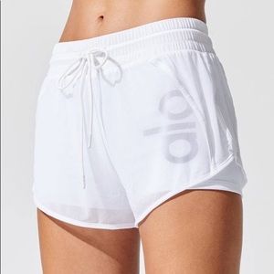 ALO YOGA WHITE SHORTS SIZE M